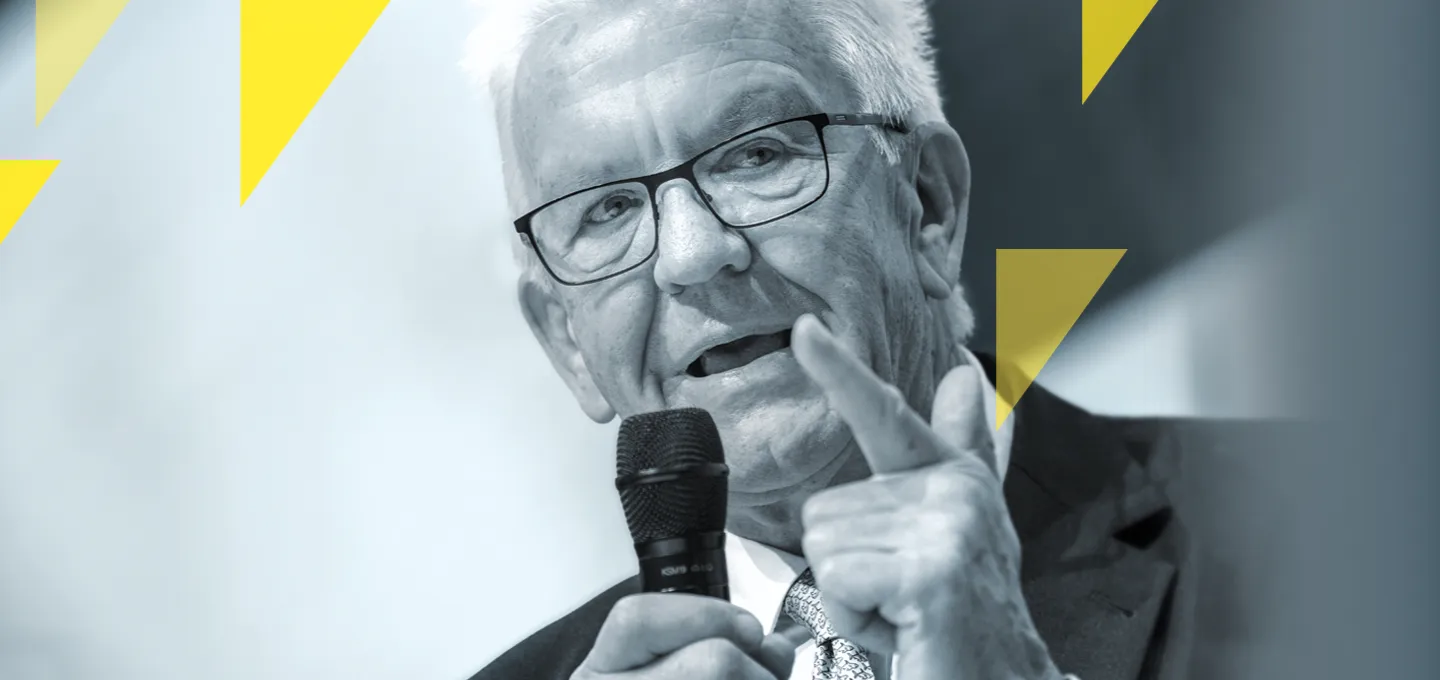 Herr Kretschmann mit einem Mikrofon in der Hand