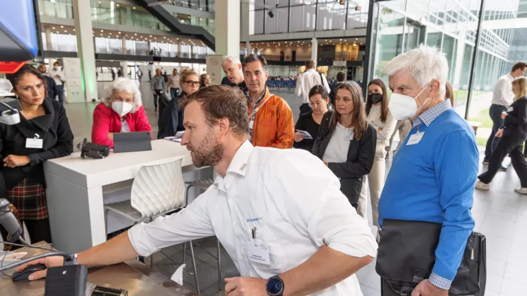 Austellungsstand mit Besuchern