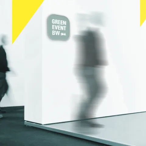 Zu sehen sind sich bewegende Personen auf dem Green Event BW.